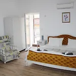 Judita Villa *
